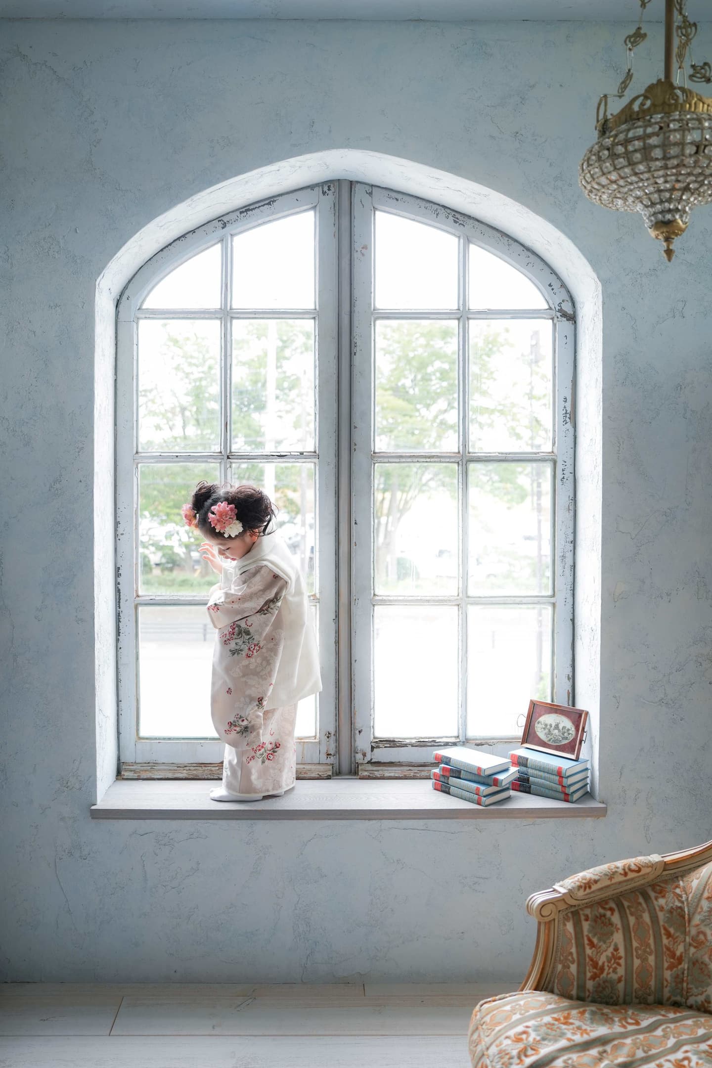 七五三窓際女の子