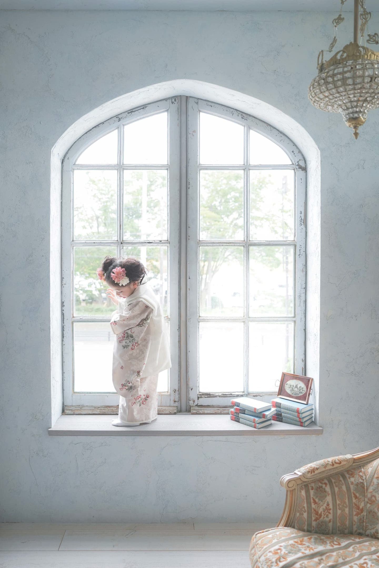 七五三窓際女の子