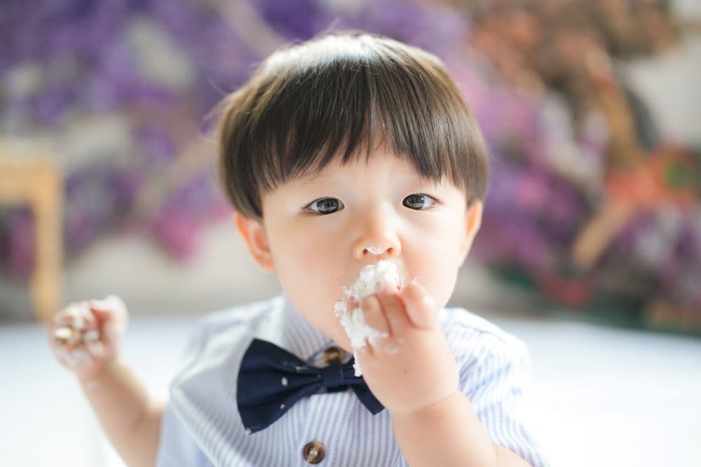 ケーキを食べる男の子