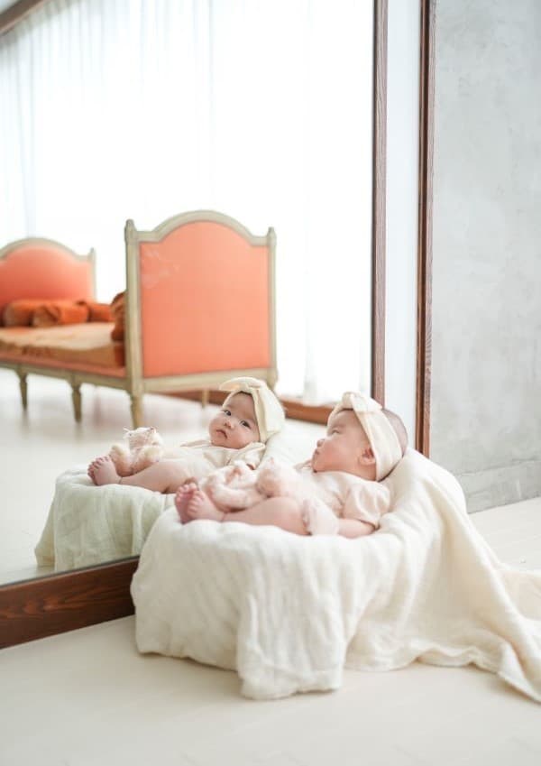 鏡を見つめる赤ちゃん