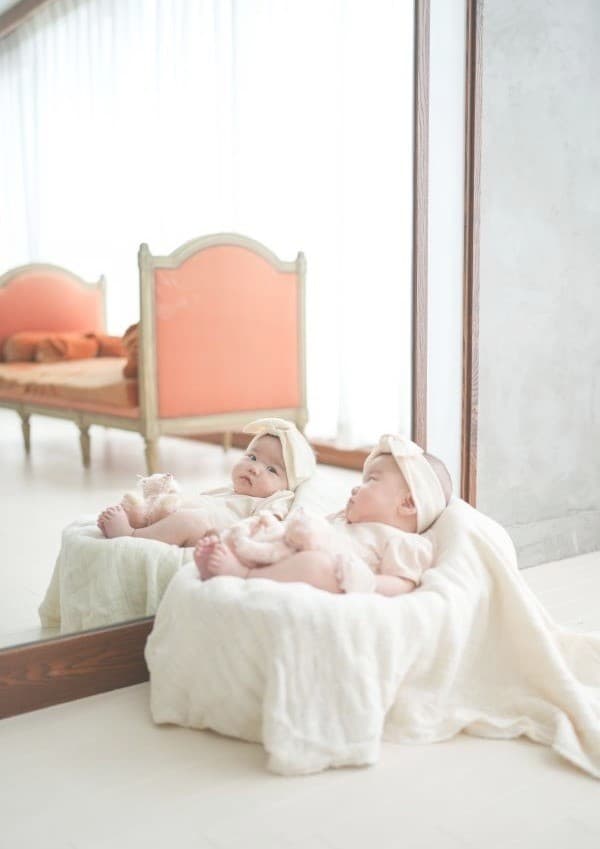 鏡を見つめる赤ちゃん